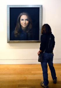 Le portrait royal de Kate Middleton retiré du musée – SheKnows Londres, ANGLETERRE - 29 SEPTEMBRE 2017 : Un visiteur du musée admire un portrait de Catherine, duchesse de Cambridge (Kate MIddleton), à la National Portrait Gallery de Londres, en Angleterre. Le portrait officiel a été peint par l'artiste britannique Paul Emsley. (Photo de Robert Alexander/Getty Images)