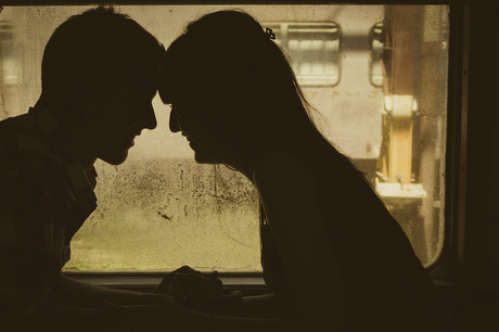 Couple se tenant la main regardant la mer