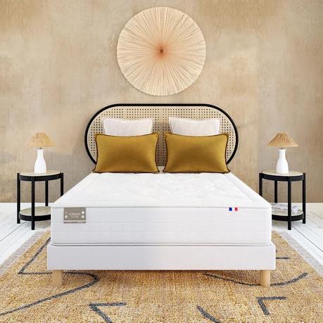 lit double sommier matelas blanc coussin jaune moutarde parquet blanc