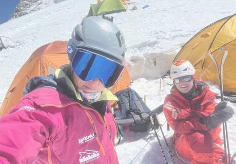 Anna Tybor et Tom Lafaille descendent à skis le Broad Peak