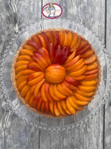 La jolie tarte abricot pistache et pointe de romarin