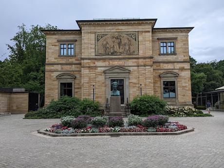 Grabsingen am Grabe von Richard Wagner — L'hommage du choeur au Maître en ouverture des Bayreuther Festspiele