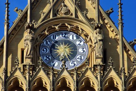 L'horloge et l'ornementation au pignon de la façade occidentale © French Moments