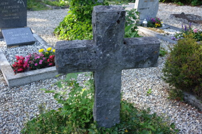 Fièvre - Les Escaliers de la nuit, de Lucien Dallinges Tombe de Lucien Dallinges, cimetière de Saubraz, Jura vaudois