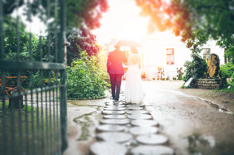 Faites-vous des surprises pour réveiller la séduction dans votre couple ? couple se tenant par les épaules