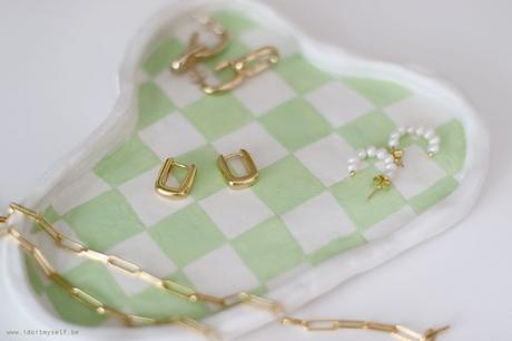 bijoux sur plat damier