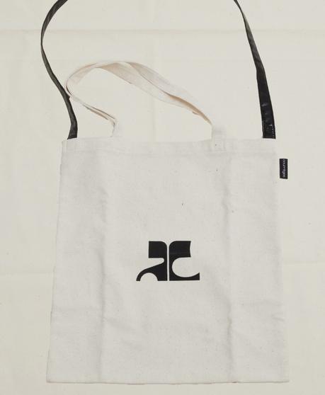 GRATUIT : un tote bag Courreges offert ! GRATUIT : un tote bag Courreges offert !