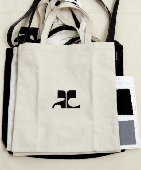 GRATUIT : un tote bag Courreges offert ! GRATUIT : un tote bag Courreges offert !