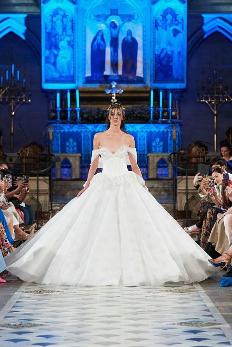 LA MÉTAMORPHOSE COLLECTION COUTURE AUTOMNE HIVER 2023 2024 LA MÉTAMORPHOSE COLLECTION COUTURE AUTOMNE HIVER 2023 2024