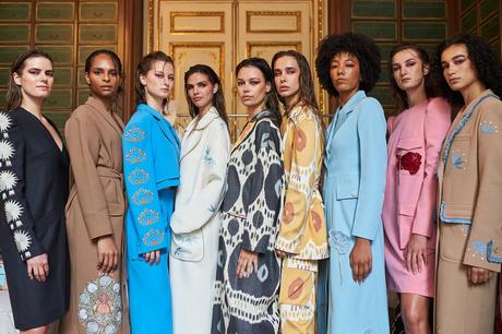 La FASHIONWEEK de Paris a honoré la mode ouzbek La FASHIONWEEK de Paris a honoré la mode ouzbek