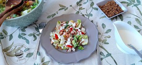 Salade gourmande au saumon, quinoa croustillant et sa sauce crémeuse à la feta - Dans la cuisine d'Hilary