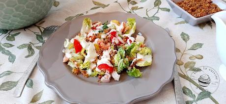 Salade gourmande au saumon, quinoa croustillant et sa sauce crémeuse à la feta - Dans la cuisine d'Hilary