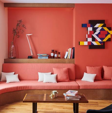 salon couleurs vives lumineux mur rouge terracotta inspiration ethnique