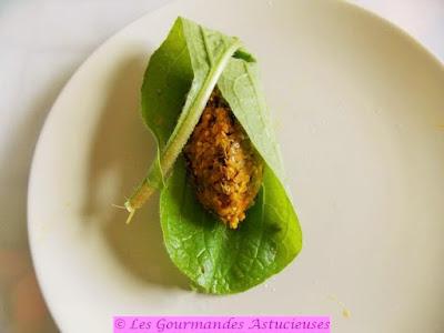 Lentilles et quinoa épicés dans une feuille de bourrache (Vegan)