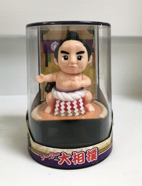 Un jouet de lutteur de sumo offert à l'artiste par son frère.  Avec l'aimable autorisation de l'artiste.