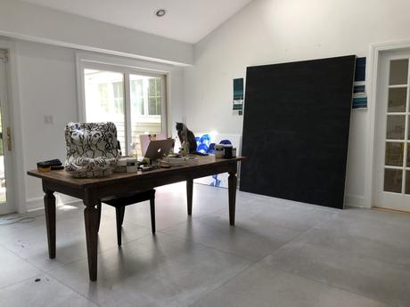 Dans son studio, l’artiste Maya Varadaraj peint d’immenses portraits sur une bande originale de films “Harry Potter”, son chat à ses côtés Atelier de Maya Varadaraj à Nouvelle Rochelle. Avec l'aimable autorisation de l'artiste.