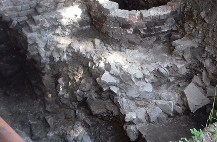 Des archéologues découvrent les restes d'une tour médiévale dans la vieille ville de Lublin en Pologne