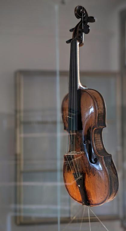 Le violon d'enfant de Mozart  exposé à la maison natale du compositeur / Mozart's child violin on display at the composer's birthplace