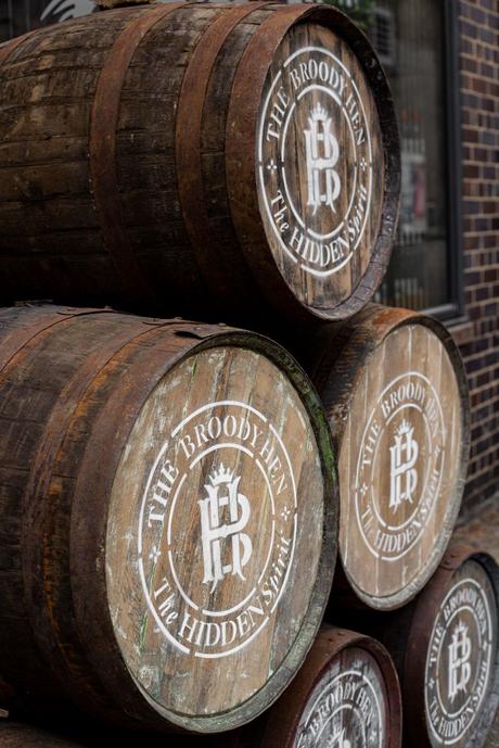 The Broody Hen : Une Danse Sophistiquée de Saveurs, L’Essence Cachée de l’Écosse