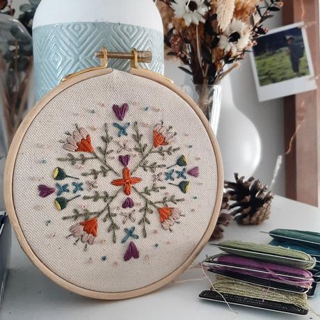 Broderie Point de croix Mandala ~ Caro tricote et Kesi Art