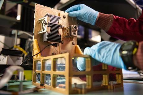 Test de nouvelles technologies et recherche en orbite