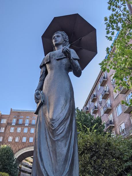 Sur les traces de Sissi à Budapest (4) — La statue au parasol de la place  Madách — 10 photos