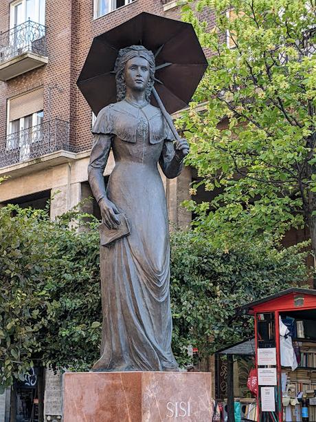 Sur les traces de Sissi à Budapest (4) — La statue au parasol de la place  Madách — 10 photos
