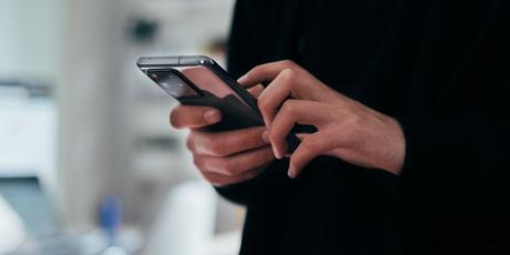 Homme utilisant un téléphone portable