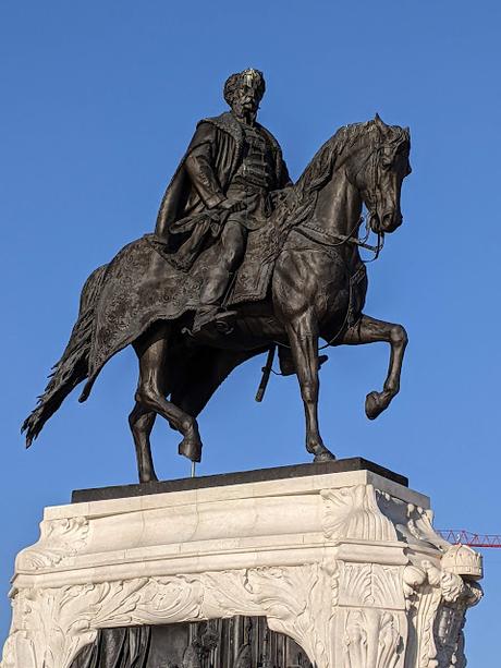Sur les traces de Sissi à Budapest (5) : La statue équestre de Gyula Andrássy sur la place Kossuth