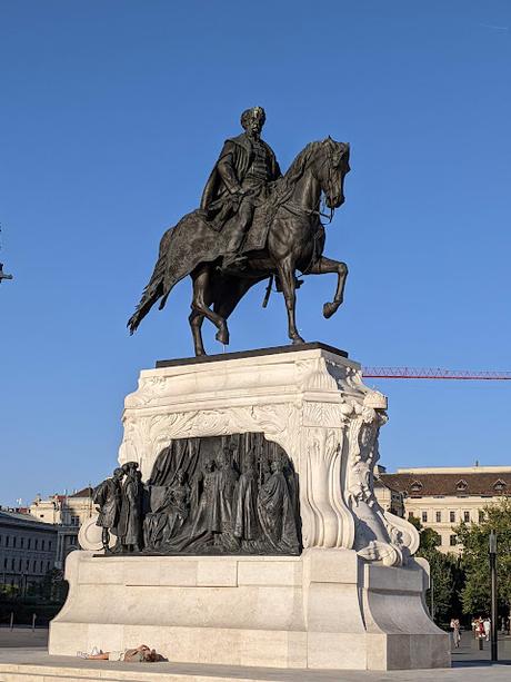 Sur les traces de Sissi à Budapest (5) : La statue équestre de Gyula Andrássy sur la place Kossuth