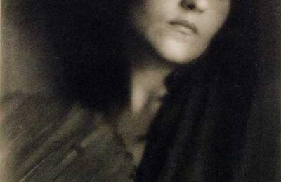 Florence Deshon à l'éventail