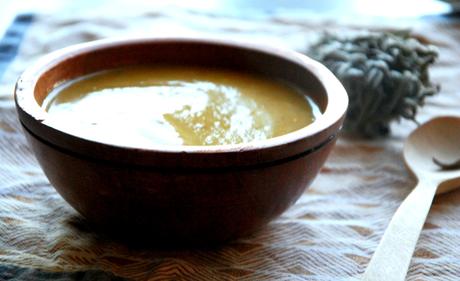 Velouté réconfortant à la courge, lentilles vertes et sauge Velouté réconfortant à la courge, lentilles vertes et sauge