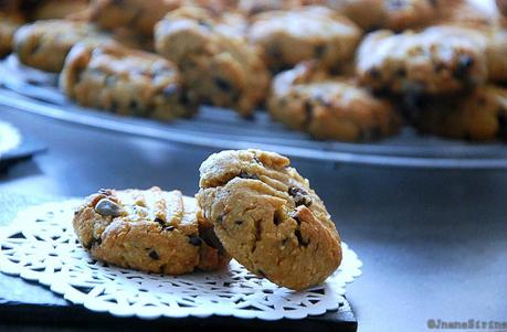 Cookies aux cacahuètes, pépites de chocolat, graines de tournesol et raisins moelleuses
