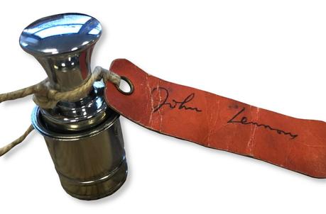 L’Allume-cigarettes Rolls-Royce de John Lennon signé en vente aux enchères