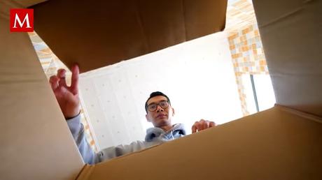 Image d’un homme regardant à l’intérieur d’une boîte.