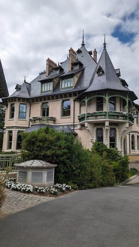 Immersion dans l’élégance champenoise : Les caves Pommery et la Villa Demoiselle à Reims Immersion dans l’élégance champenoise : Les caves Pommery et la Villa Demoiselle à Reims