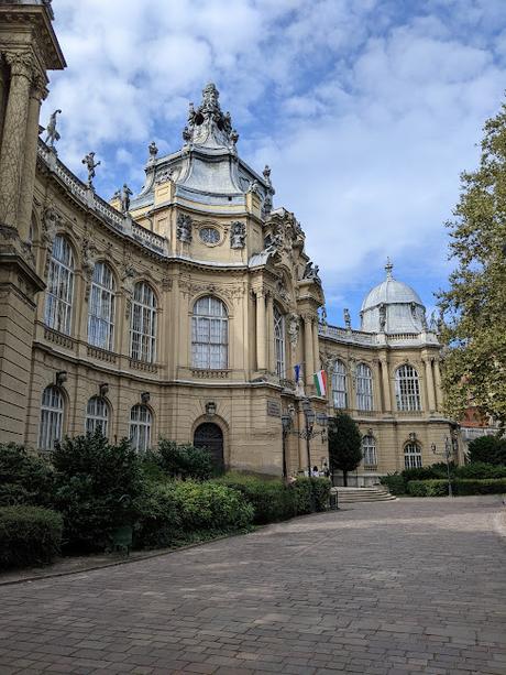 Sur les traces de Sissi à Budapest (9) — Le buste d'Alajos Stróbl dans le Château de Vajdahunyad (9 photos) Sur les traces de Sissi à Budapest (9) — Le buste d'Alajos Stróbl dans le Château de Vajdahunyad (9 photos)