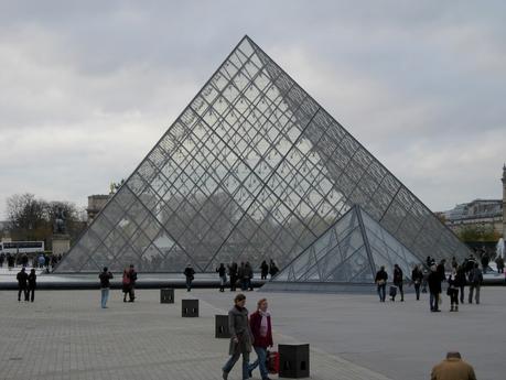 Pyramide au Musée du Louvre à Paris