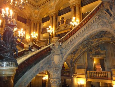 Escalier dans l'Opéra Garnier à Paris