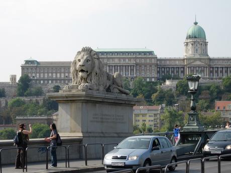 Sculpture Lion sur le Pont des Chaînes à Budapest