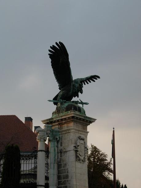 Sculpture Turul au Palais royal de Budapest