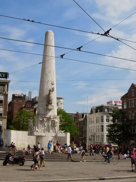 Obélisque sur la Place du Dam à Amsterdam