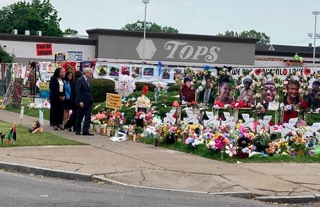 Le procureur général Merrick Garland visite l'épicerie de Buffalo, dans l'État de New York, en juin 2022, où 10 Noirs ont été tués lors d'une fusillade de masse le 14 mai 2022. Garland a annoncé des accusations fédérales de crimes haineux contre le tireur de 18 ans.
