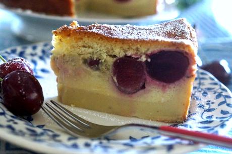 GÂTEAU MAGIQUE AUX CERISES, PISTACHE ET SOUPÇON DE FLEUR D’ORANGER