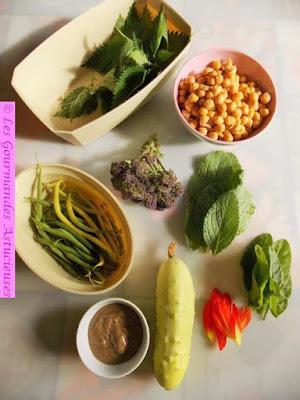 Haricots, houmous au concombre et huile orties-bourrache-dahlia (Vegan)