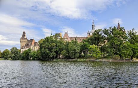 Budapest — L'Exposition Millénaire Hongroise de  1896 — 17  photos du Château de l'Exposition Historique