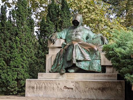 Budapest — La statue Anonymus du sculpteur Miklós Ligeti
