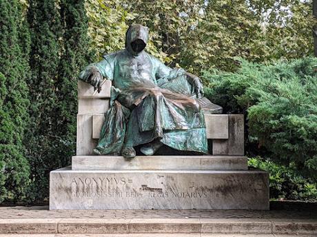 Budapest — La statue Anonymus du sculpteur Miklós Ligeti