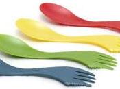 Spork couverts tiennent dans main