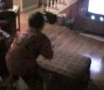 enfant jouant fait attaquer chien